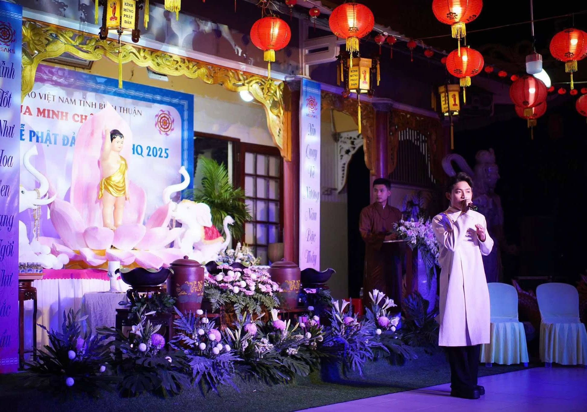 Phi show diễn cùng ban nhạc