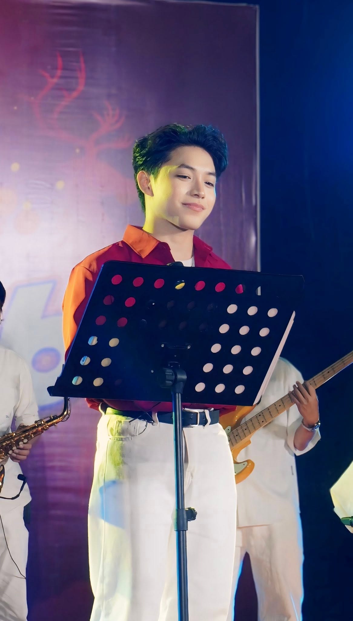 Phi biểu diễn cùng ban nhạc