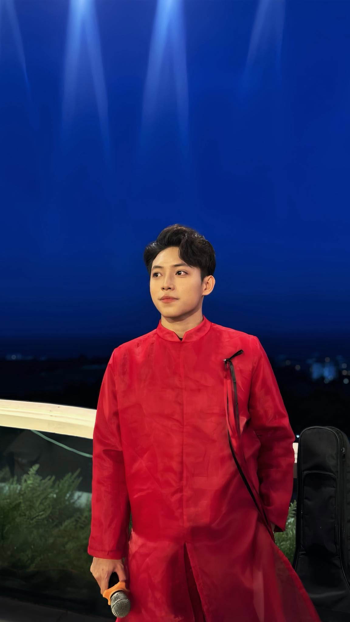 Phi biểu diễn đêm nhạc