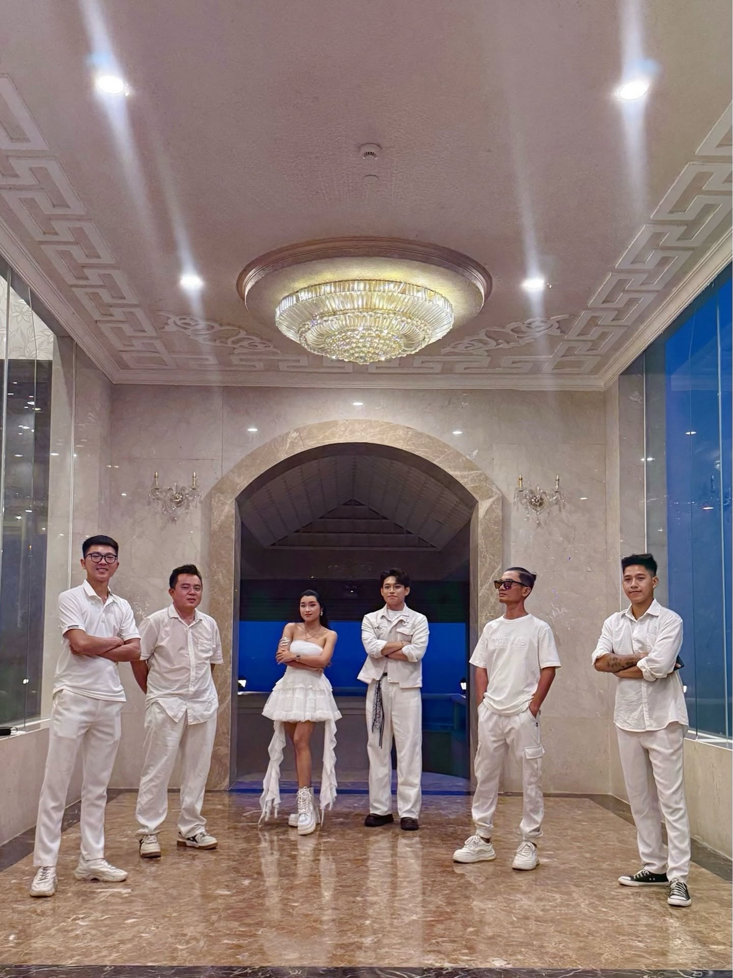 Phi cùng ê-kíp tại sự kiện