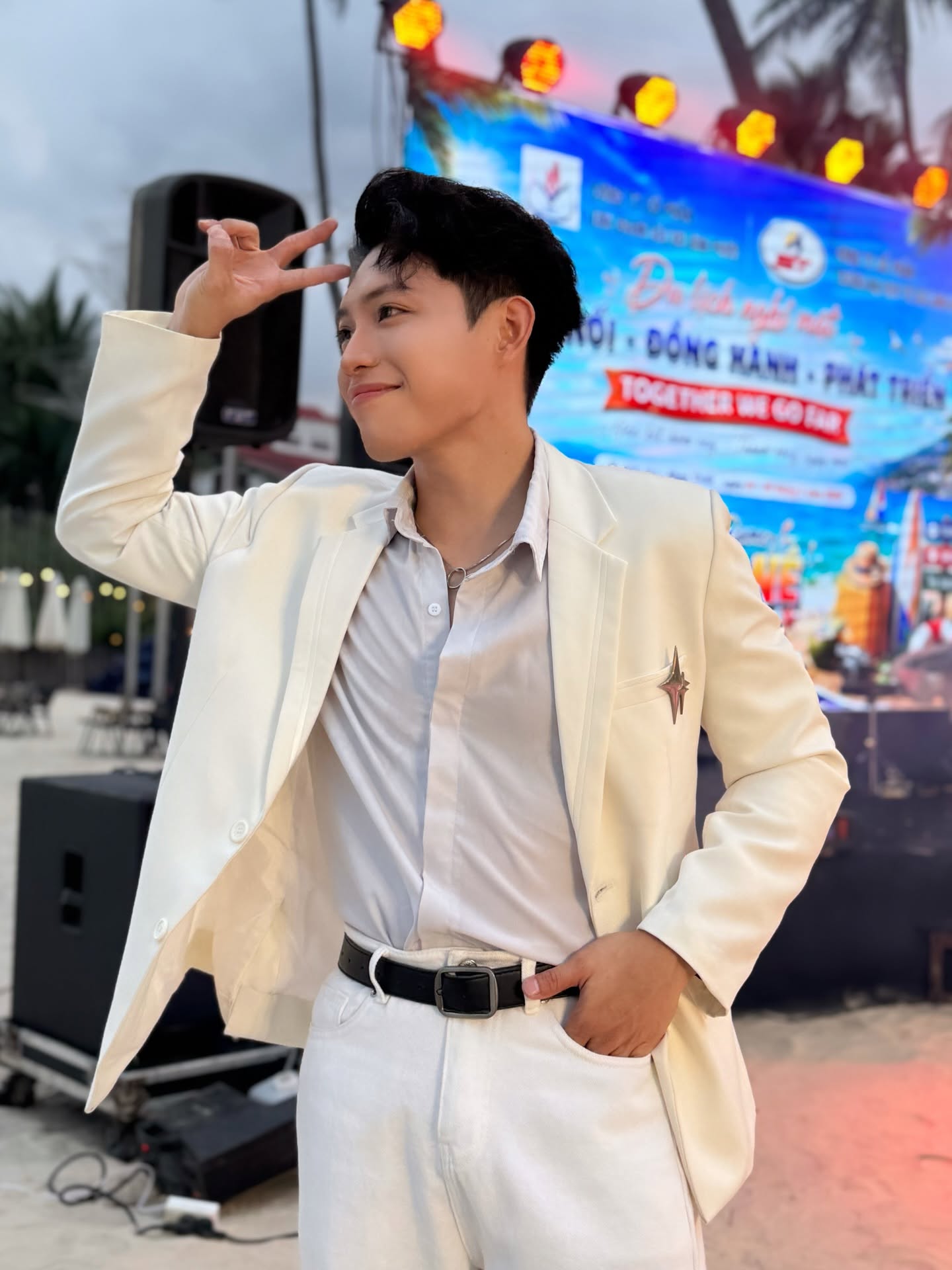 Phi tại sự kiện ngoài trời ven biển